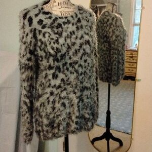 Women's EUC fuzzy soft blue/black cheeta print long sleeve sweater Sz M